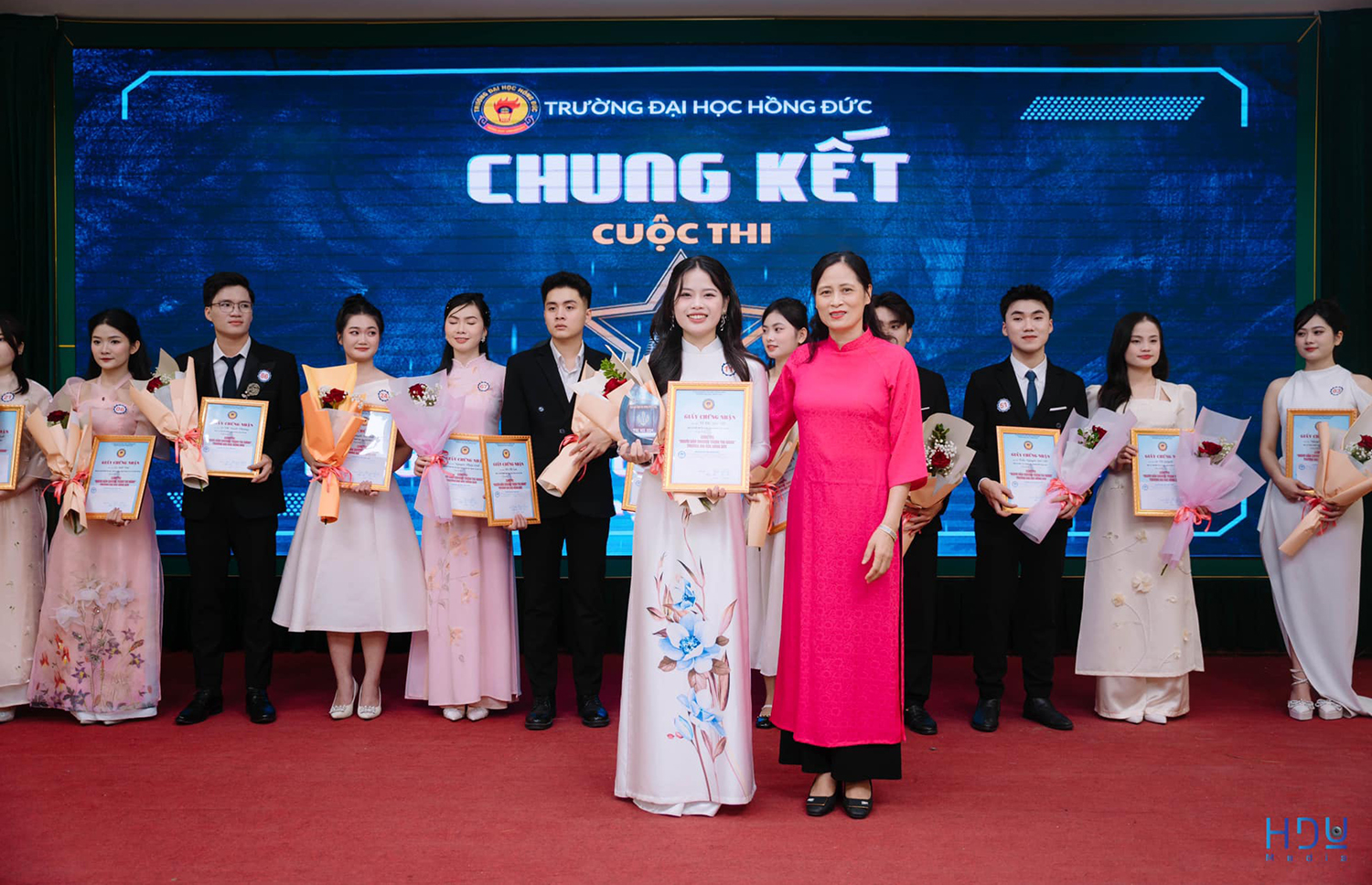 Thí sinh Nguyễn Phương Anh, sinh viên lớp K26A Đại học Sư phạm Tiếng Anh - Khoa Ngoại ngữ xuất sắc giành giải nhất tại chung kết Cuộc thi “Người dẫn chương trình tài năng”  năm học 2024 – 2025